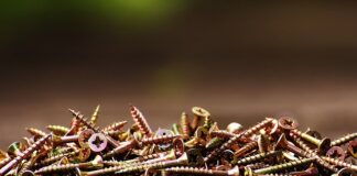 Z czego robi się wkręty?