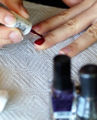 Czy można zmyć zwykły lakier zmywaczem do hybryd?